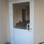 Белая алюминиевая дверь входная для частного дома